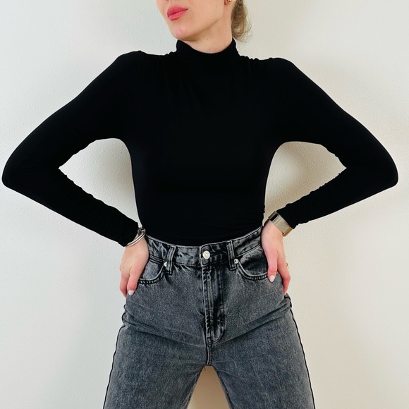 Good American Stretch Jersey Long Sleeve Ruched Turtleneck Bodysuit Black - Picture 3 of 16